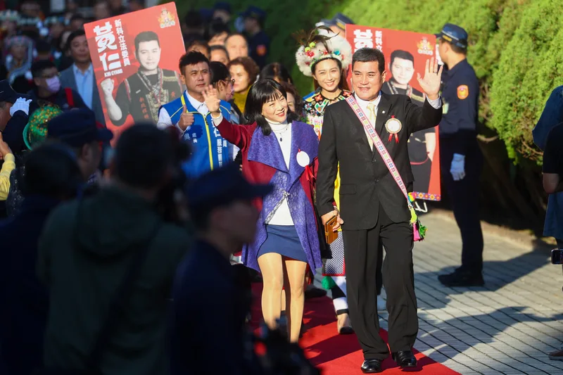 立法院第11屆第1會期立法委員1日上午8時起報到，國民黨平地原住民立委黃仁（前右）搶頭香走紅毯。中央社