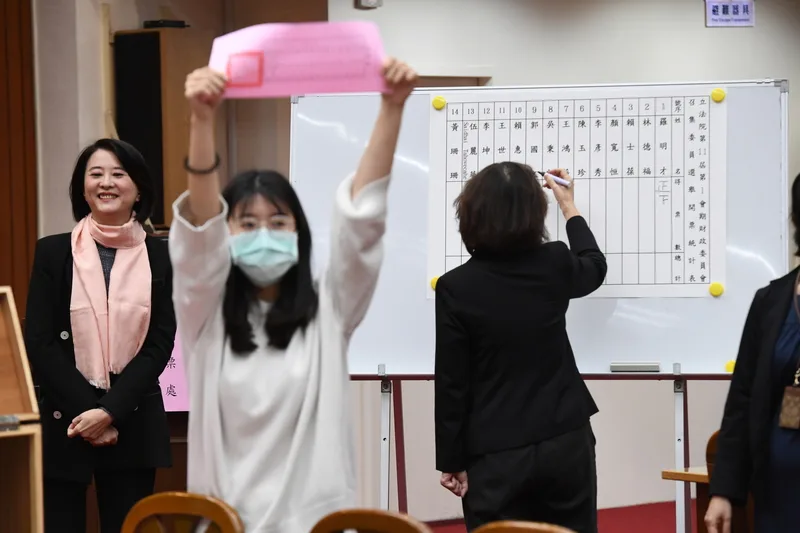 立法院29日上午舉行8個常設委員會召委選舉。圖為立法院財政委員會召委選舉進行開票統計。中央社