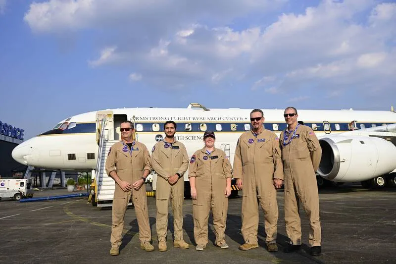 NASA出動一架灣流III型研究飛機和道格拉斯DC-8機載科學實驗室,於5日到14日在馬尼拉都會區和周邊地區蒐集空氣樣本。圖為NASA飛行員8日在道格拉斯DC-8飛機前合影。中央社