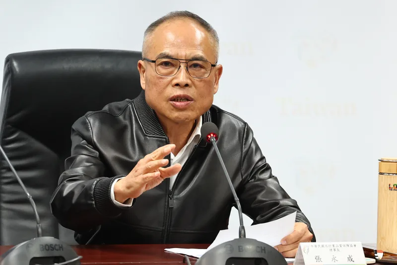 中華民國旅行業品質保障協會理事長張永成17日出席記者會，指事發後年代旅遊總經理林大鈞的承諾沒有一項兌現，協會將助消費者打官司求償。中央社