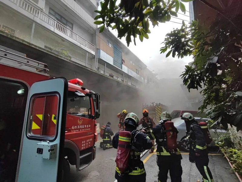 深坑火災飄惡臭雙北居民難受　醫籲木柵新店中永和外出戴N95口罩