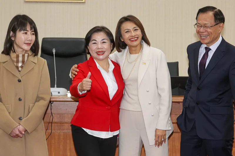 立法院29日上午舉行常設委員會召委選舉，由民進黨立委邱議瑩（右2）、國民黨立委楊瓊瓔（左2）當選經濟委員會召委，兩人相互擁抱致意。中央社