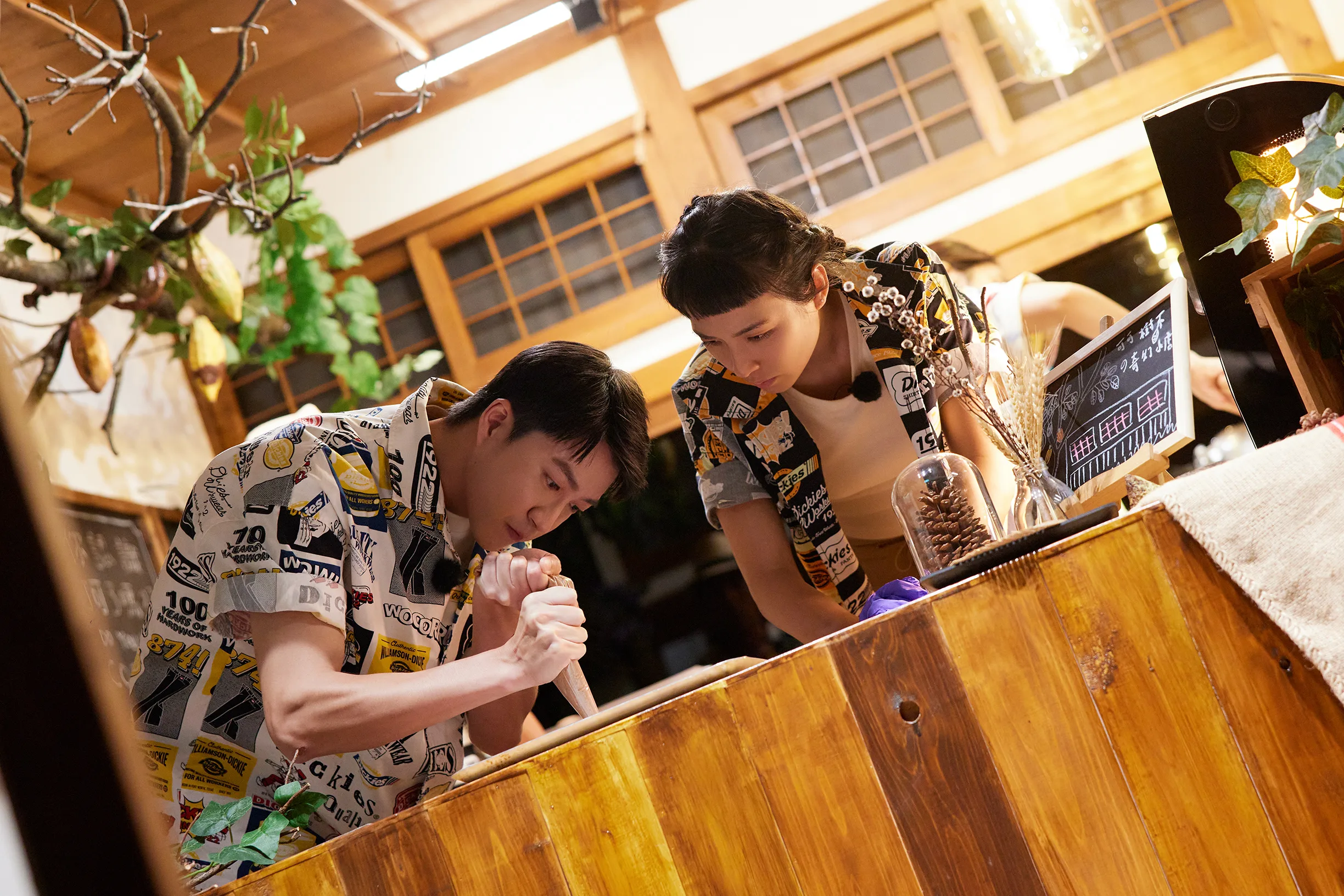 《可可樹下的奇幻小店》江宏傑（左）故意散佈他與甜點師傅江舟航吵架的假訊息。客家電視台提供