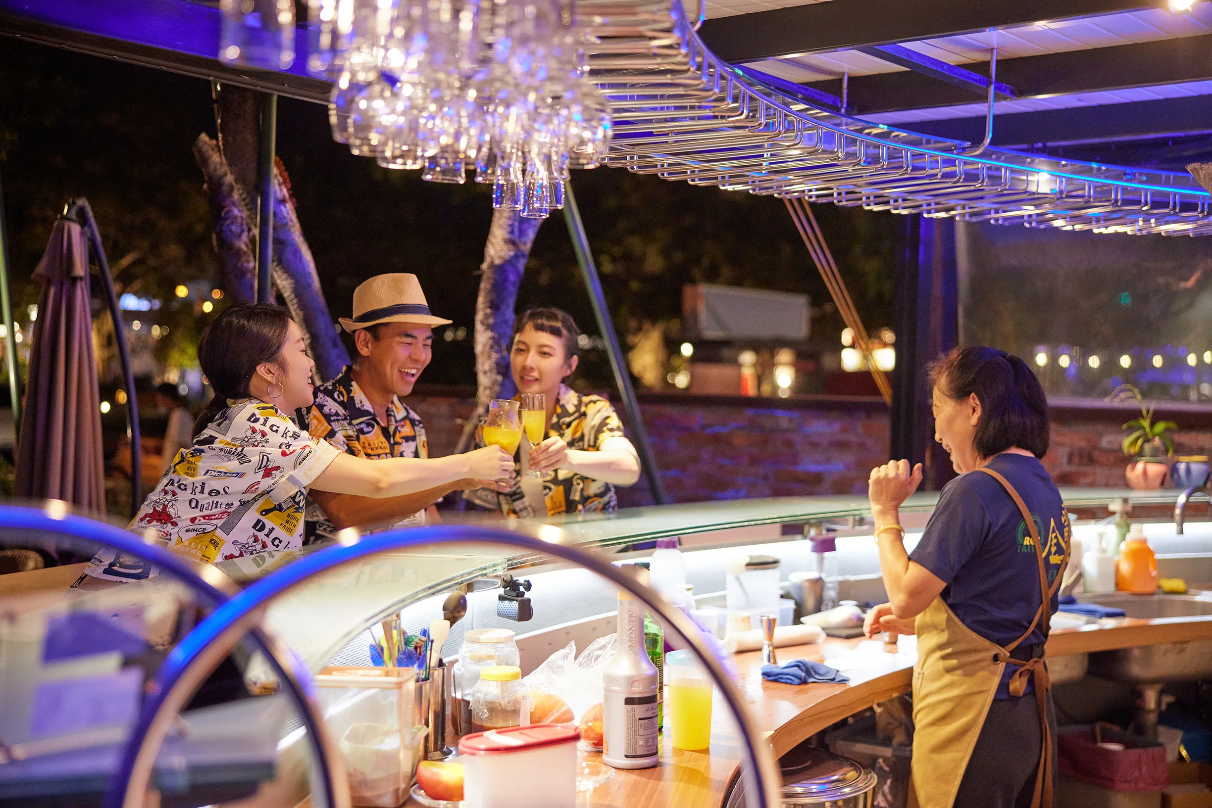 《可可樹下的奇幻小店》（左起）大霈、柯有倫、黃湘婷大啖美食，順便汲取不同餐廳的靈感。客家電視台提供