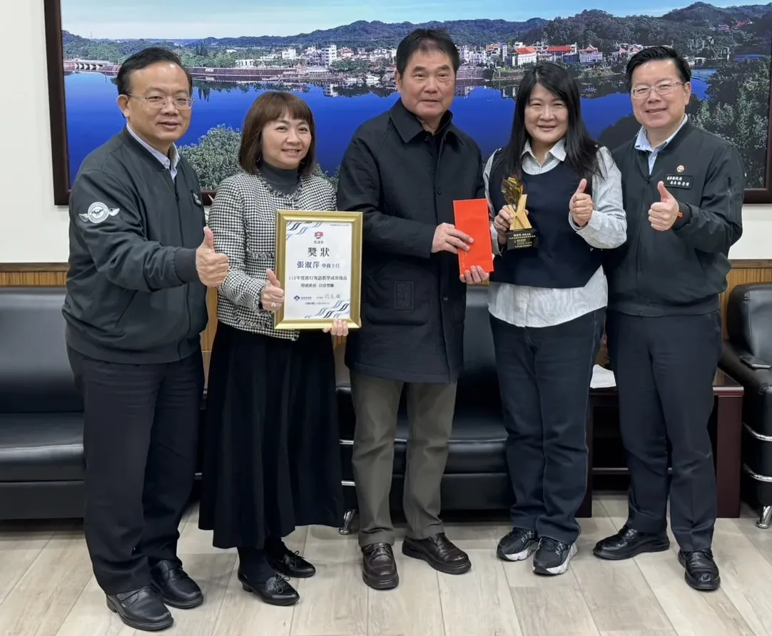 僑育國小張淑萍學務主任獲得推動客語為教學語言績優人員。苗栗縣政府提供