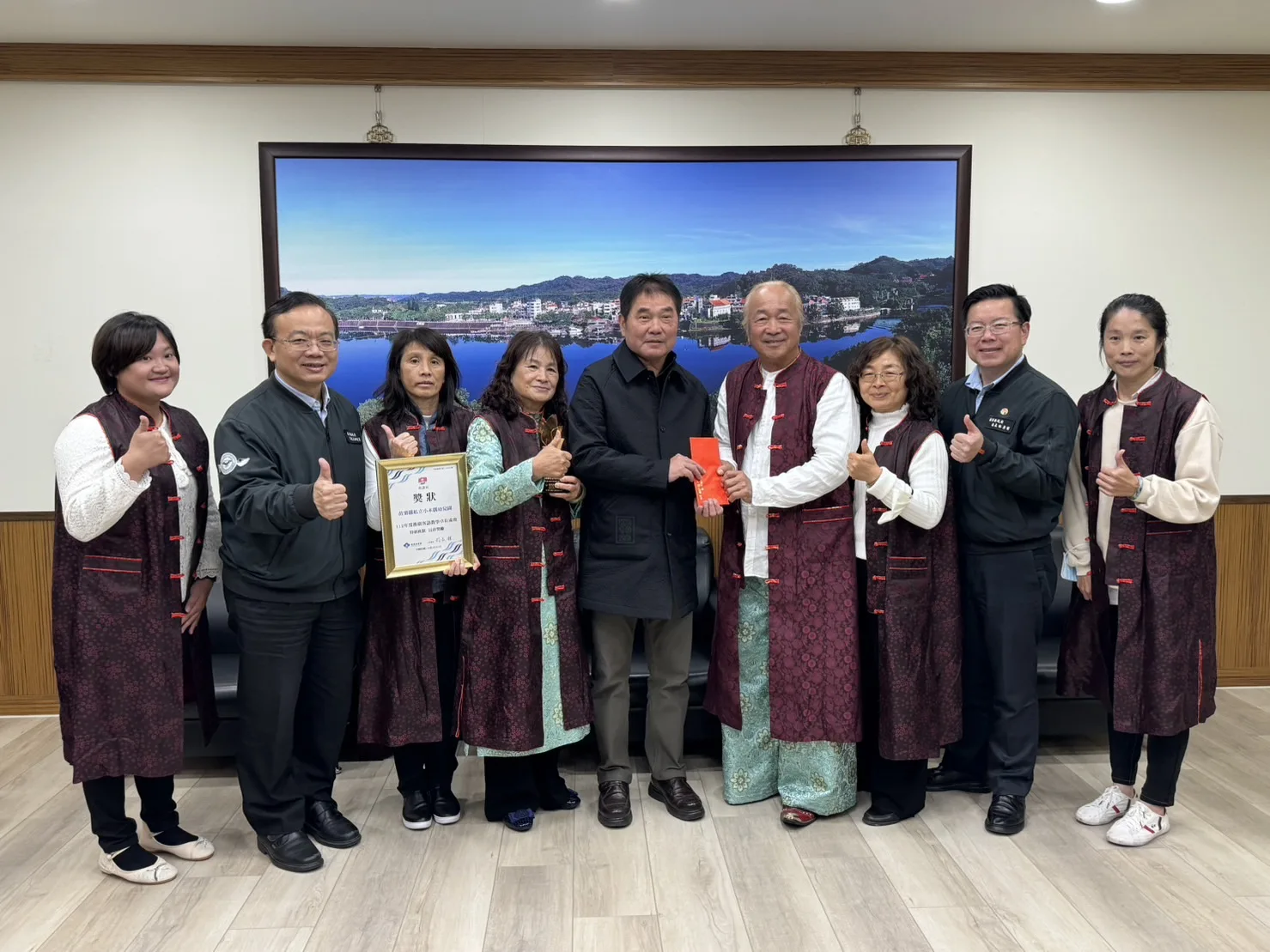 小木偶幼兒園獲得推動客語為教學語言績優學校，園長也榮獲績優人員。苗栗縣政府提供