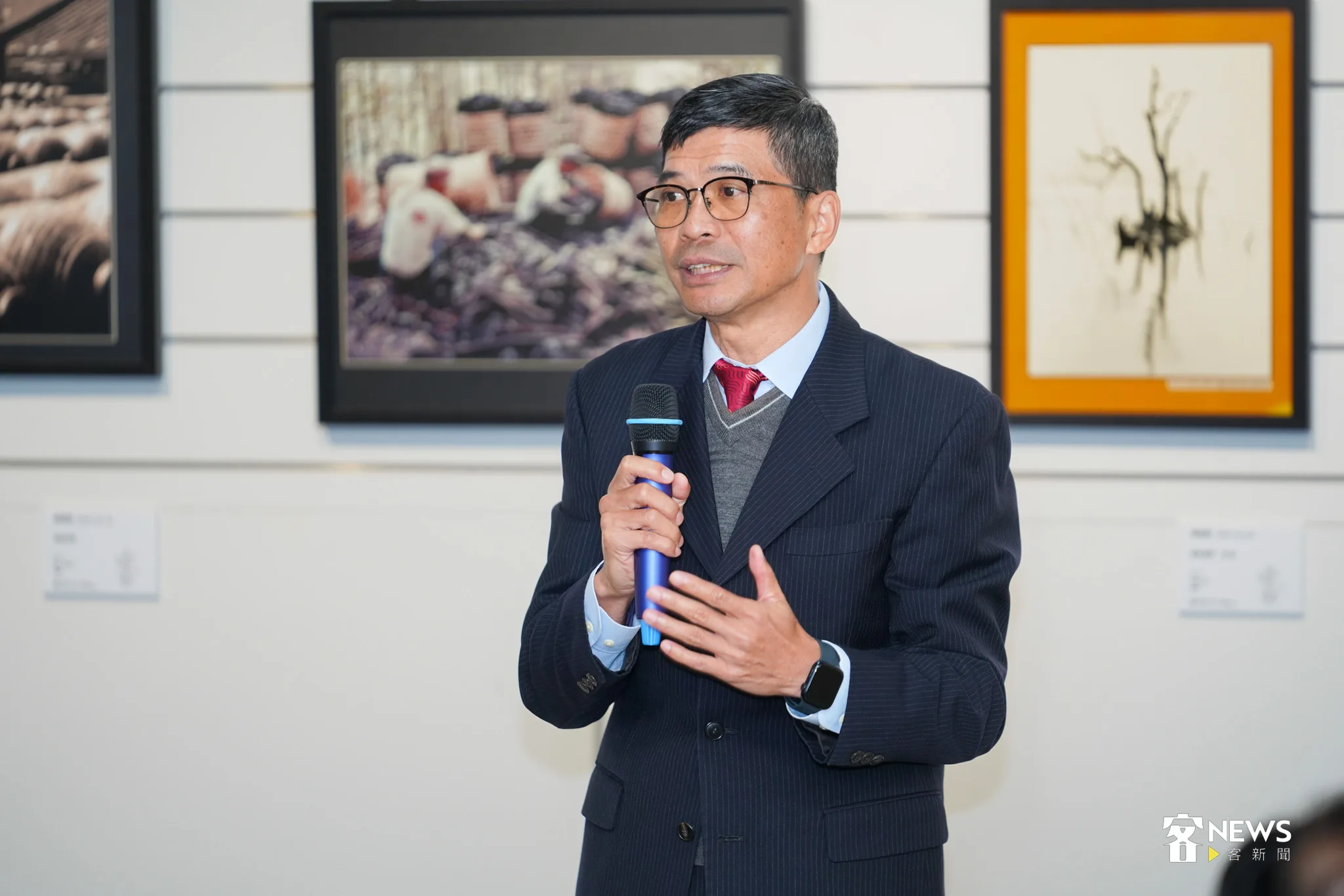 客委會客家文化發展中心主任何金樑感謝攝影大師陳雲錦，無私提供客發中心典藏其1050張珍貴攝影作品。宋佩遙