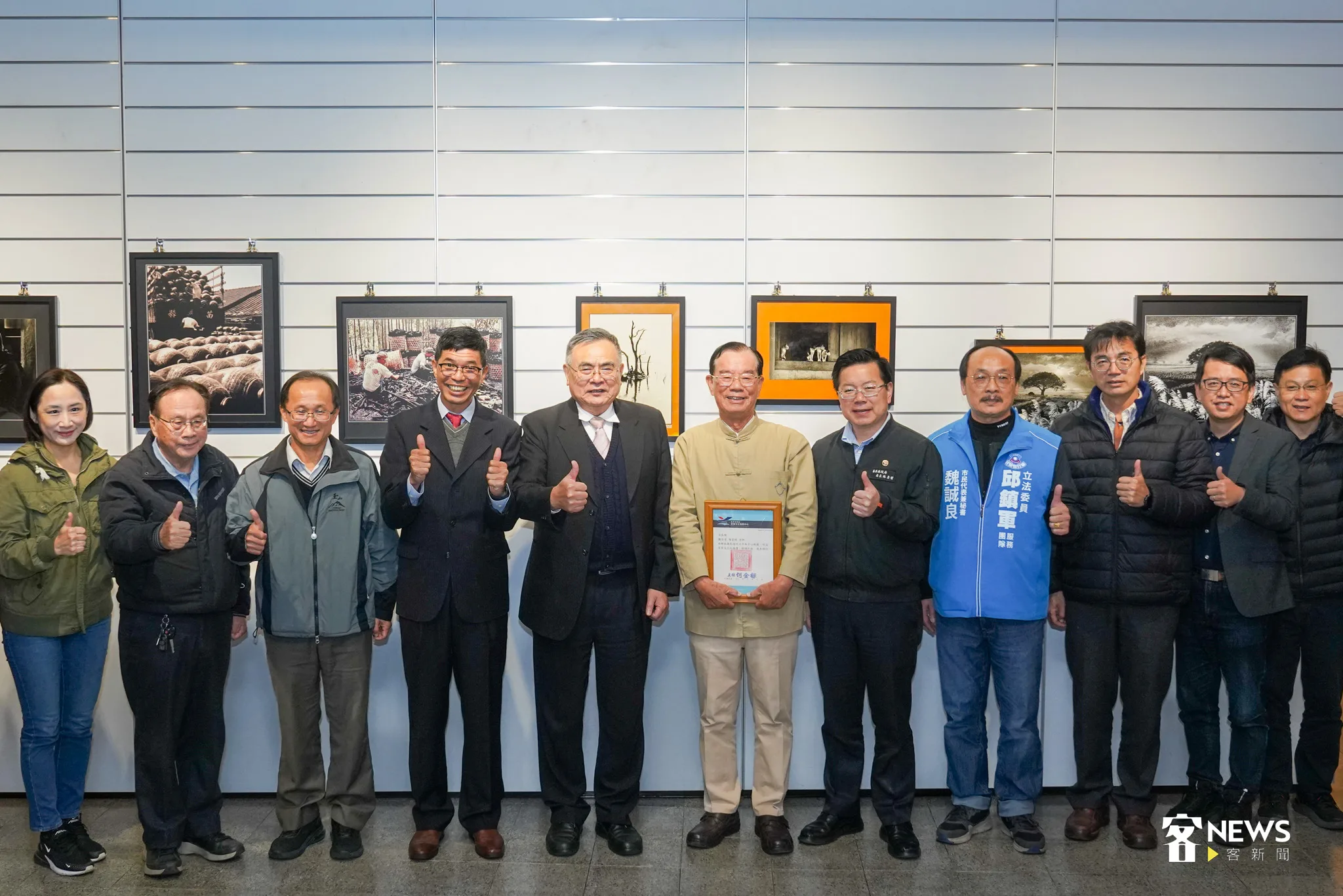 陳雲錦與出席攝影展的貴賓合影。宋佩遙攝