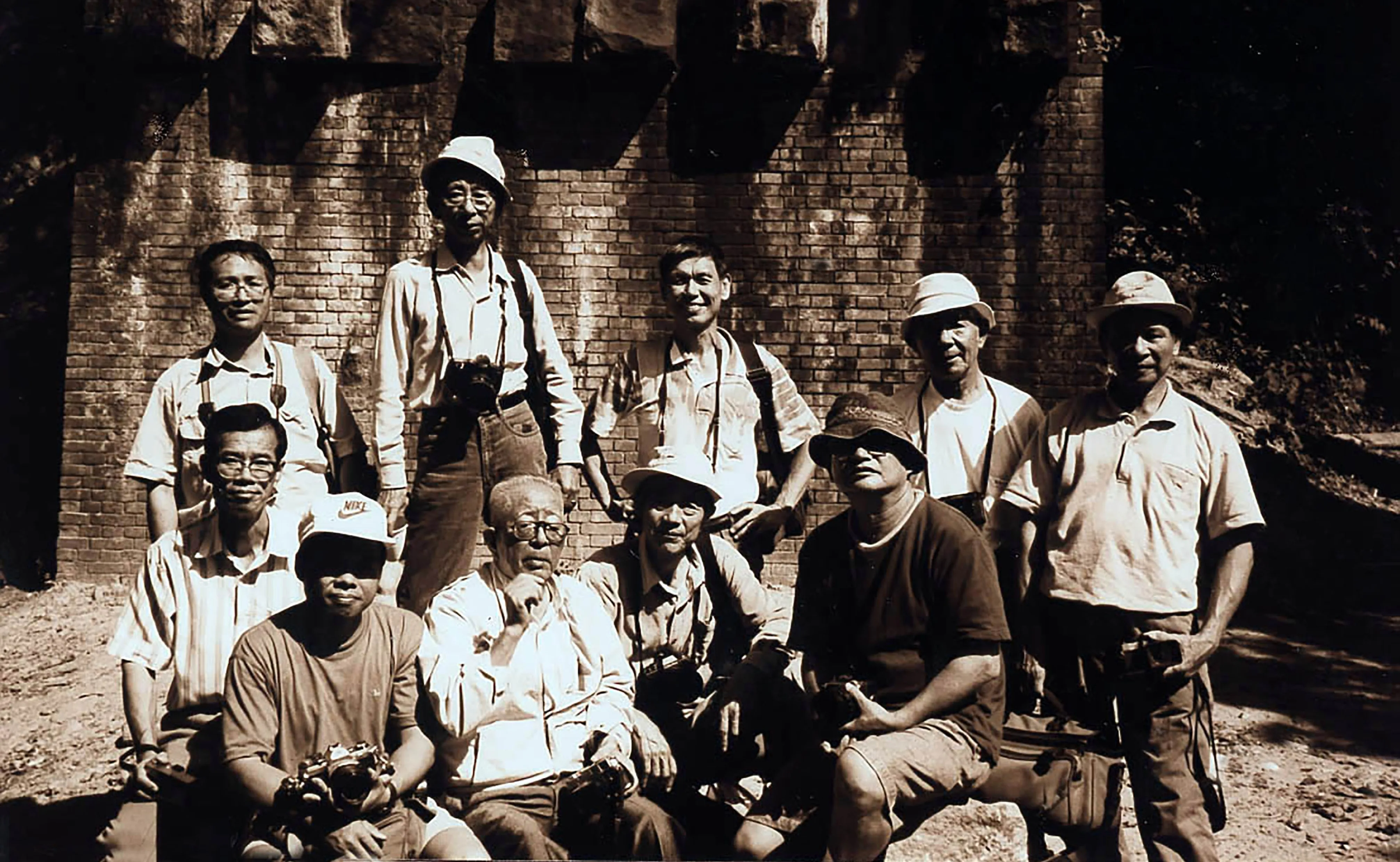 苗栗硬頸攝影群於1999年，一同前往龍騰斷橋拍照，順道開會討論會務時的留影。作者傅鈺鈞