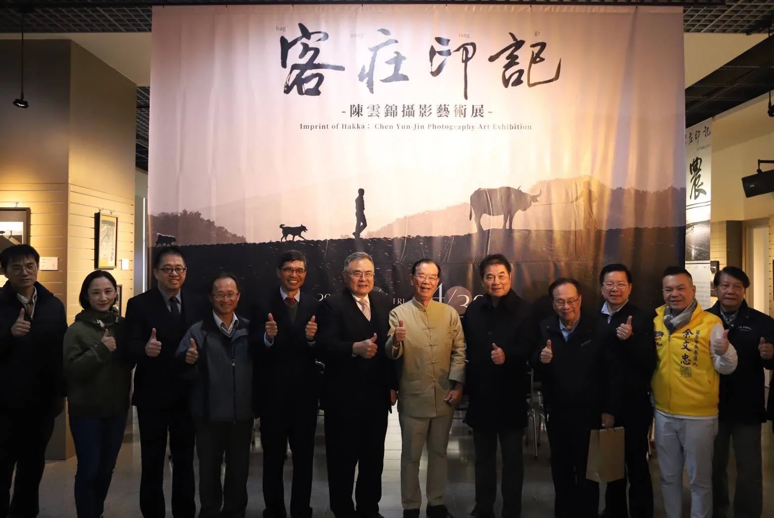 「客庄印記：陳雲錦攝影藝術展」「客庄印記：陳雲錦攝影藝術展」即日起展出至4月30日，今天客發中心主任何金樑（左五）、聯大校長李偉賢（右七）、攝影家陳雲錦（右六）、苗栗縣長鍾東錦（右五）合影。客發中心提供
