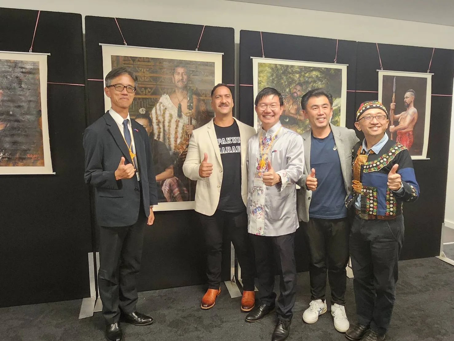 台中市客家事務委員會主任委員江俊龍（左三）、台中市政府地方稅務局局長沈政安（左一）與紐西蘭毛利酋長一同參觀張文松畫家油畫展。台中市客家事務委員會提供