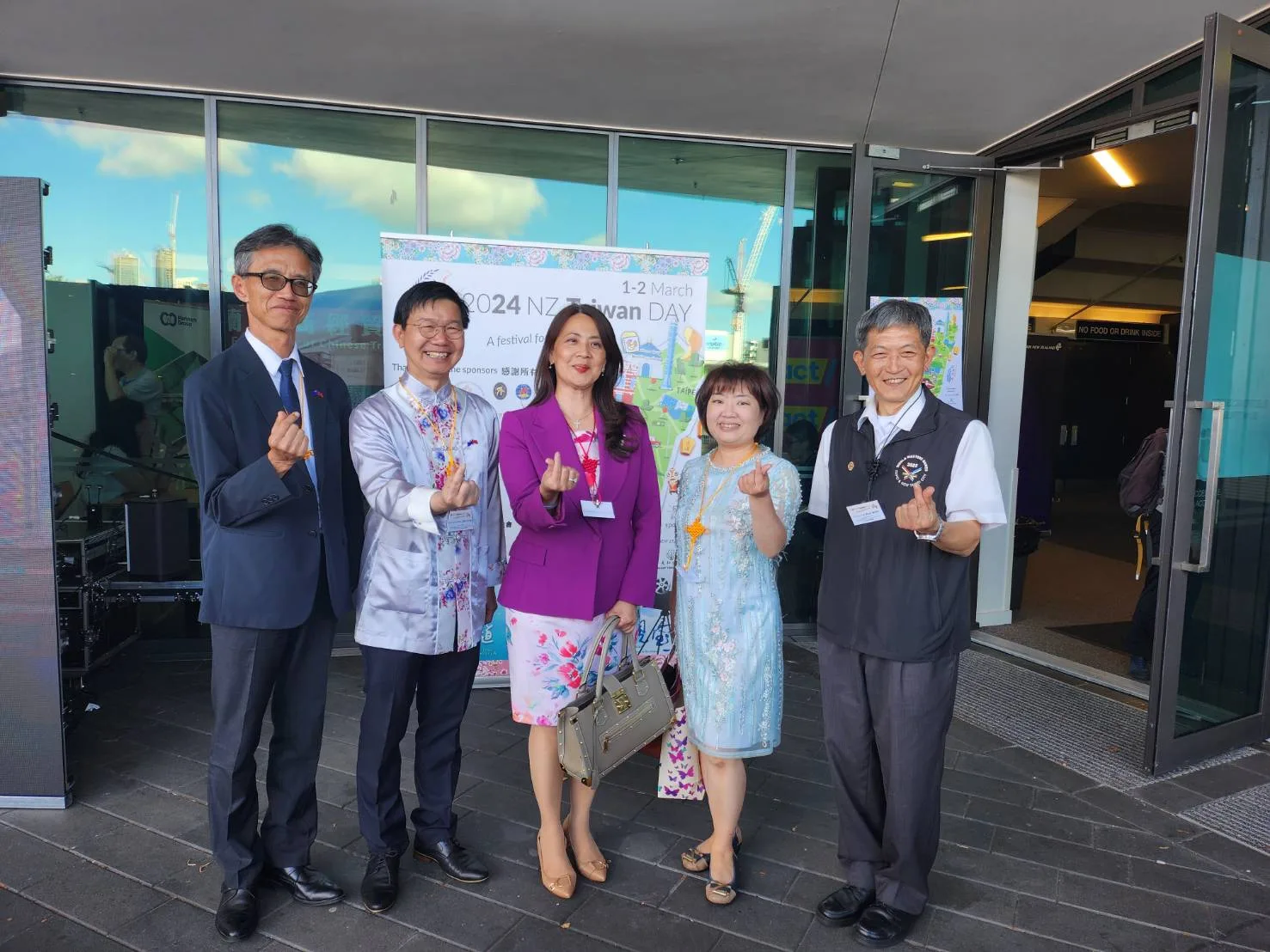 台中市府地稅局局長沈政安（左一）、客委會江俊龍主委（左二）及駐紐西蘭台北經濟文化辦事處歐江安大使（左三）。台中市客家事務委員會提供