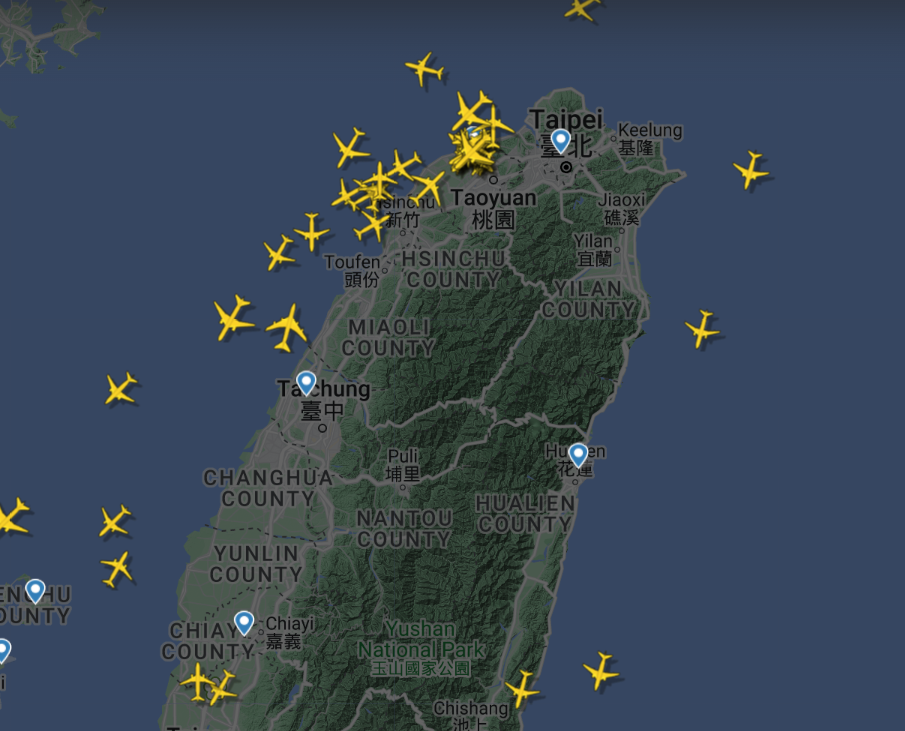 今（3）日桃園國際機場跑道維修，就造成國內外多架飛機在台灣外海繞圈圈、排隊。（圖取自twitter.com/flightradar24）
