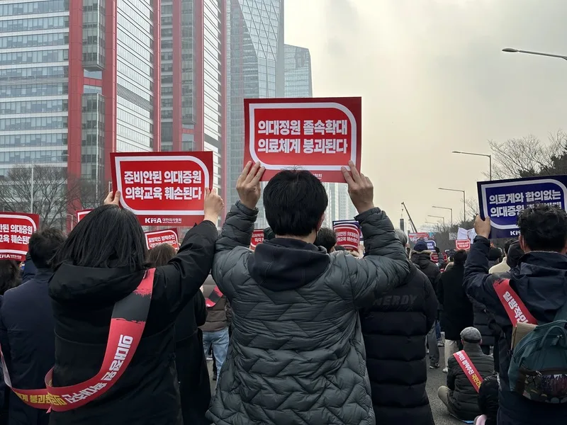 大韓醫師協會非常對策委員會3日下午在鄰近韓國國會的汝矣島公園舉行全國醫師總動員大會，抗議醫學院增招等政策。中央社
