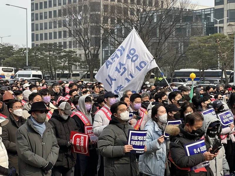 大韓醫師協會非常對策委員會3日下午舉行全國醫師總動員大會，除年輕住院醫生、醫學生外，也有許多資深醫生到場支持。中央社