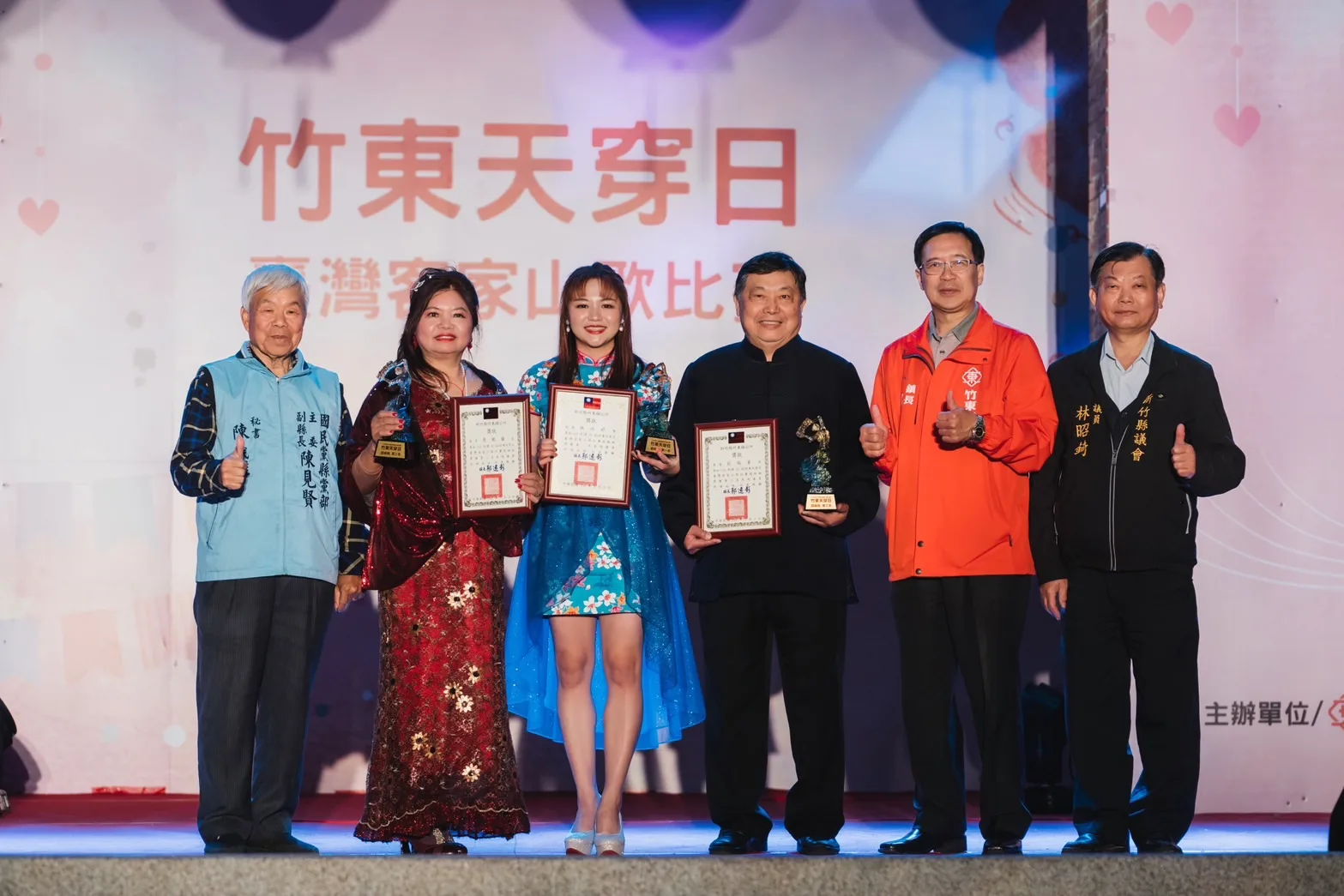 本屆超級組冠軍出爐,由林欣妤(左三)奪得;第二名由去年的山歌組冠軍詹銀蘭擒獲(左二);第三名由莊瑞蒼(右三)拿下。龍宣亘提供