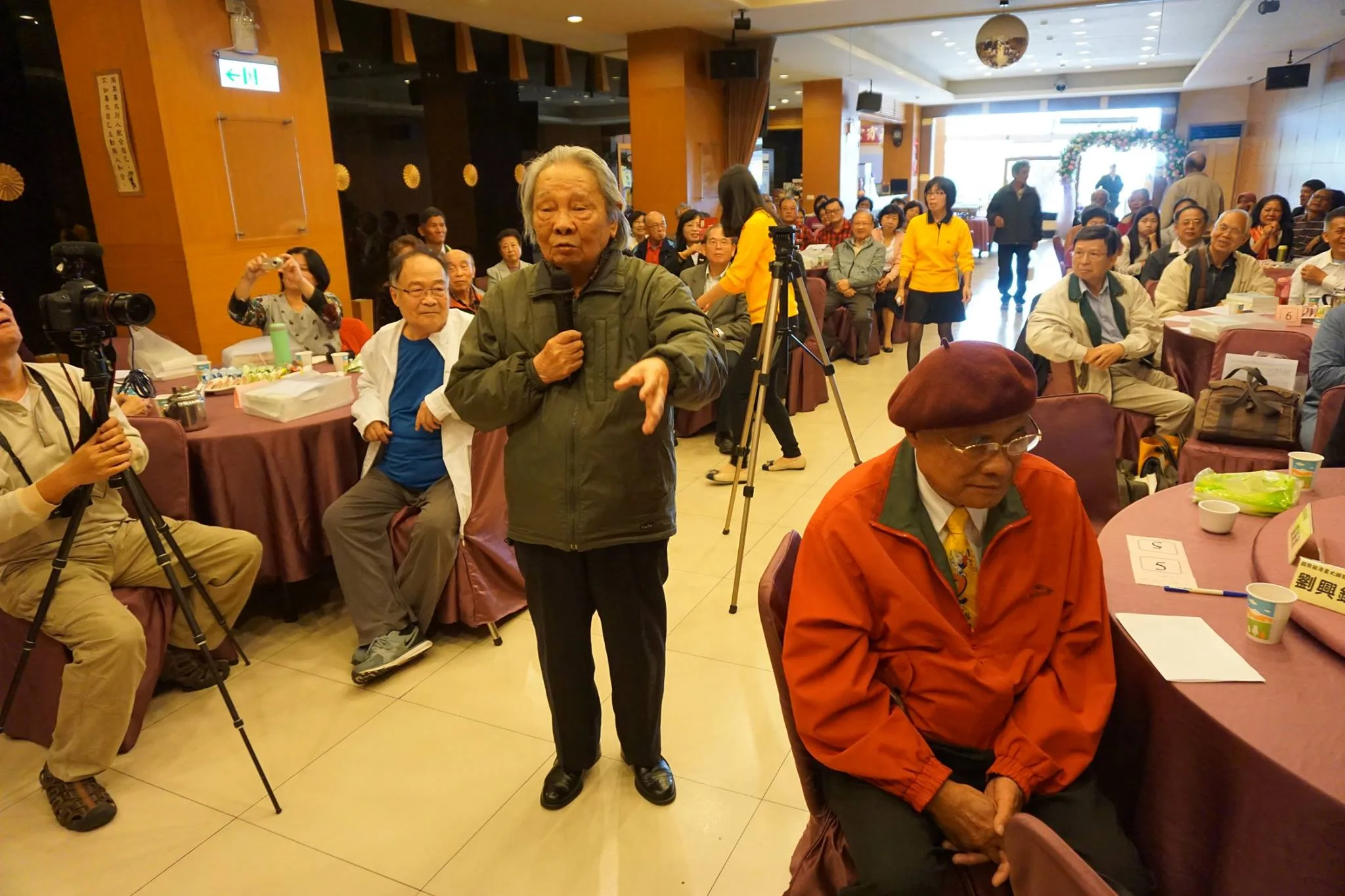 2015年11月28日，台灣文學之母鍾肇政前往支持《鄭煥生新書講座暨簽書會》，鍾老邊自嘲自己辦雜誌虧錢，但鄭老（鄭煥生）辦雜誌卻賺錢，讓現場大家笑開懷。翻攝自臉書「大河長流：鍾肇政文學獎」