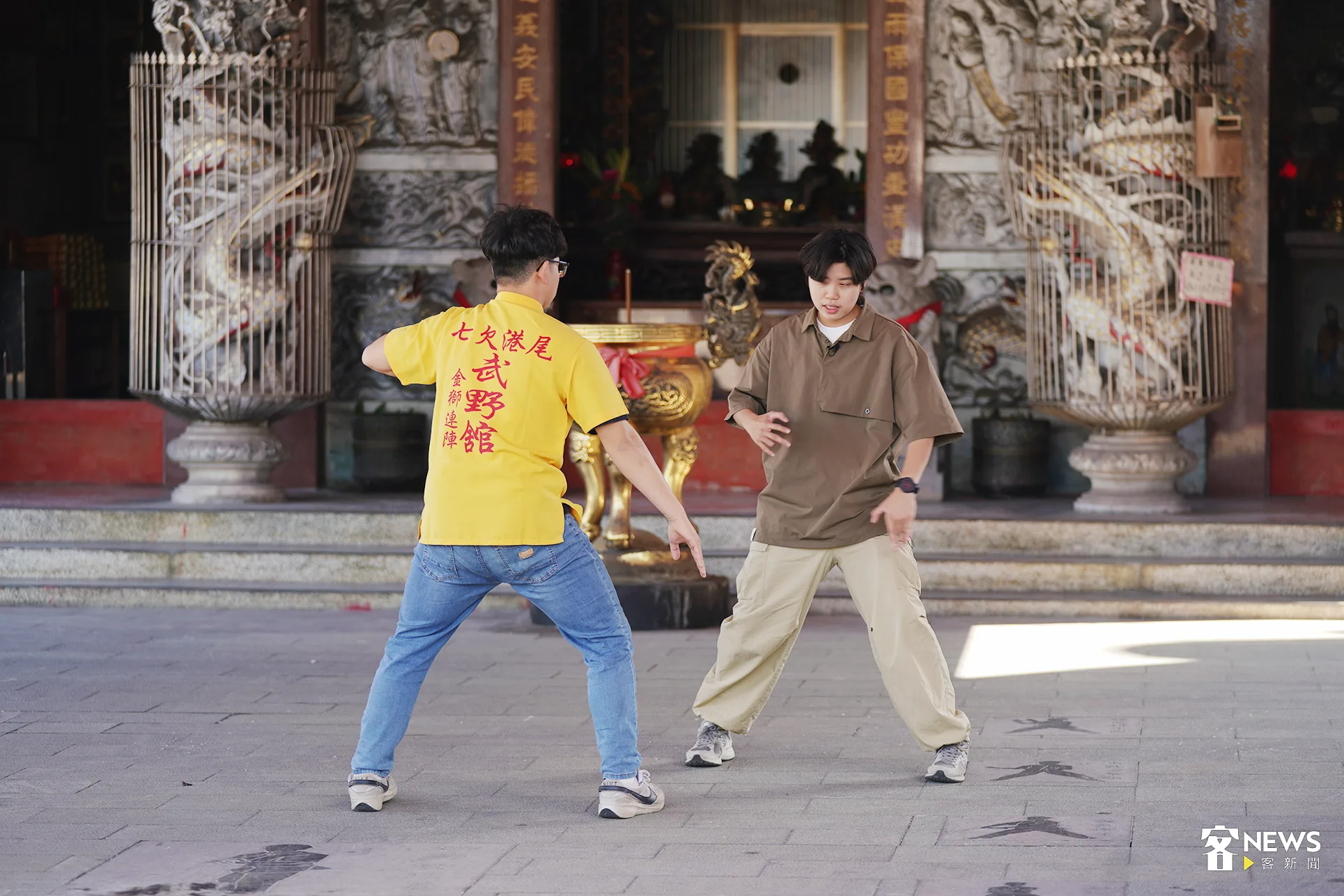 廖帷竣在港尾順天宮前，帶領《客新聞》學習武野館的詔安客家武術。張凱清攝