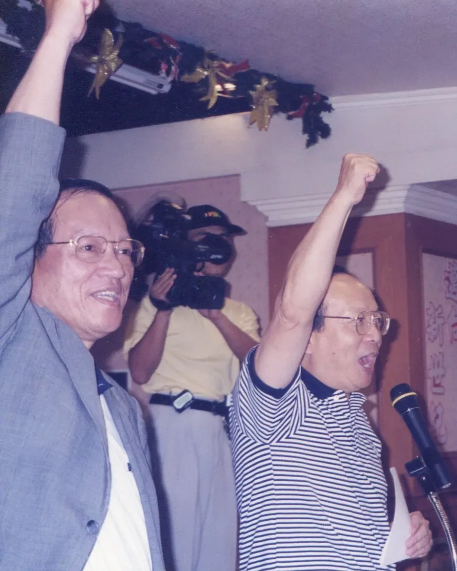 藍綠主政皆重視美濃客家菁英,有多人曾入閣,圖為曾任政務委員、立委、監委與立法院副院長的美濃人鍾榮吉(左),陪國民黨中央黨部秘書長蔣孝嚴下鄉輔選造勢。何來美攝
