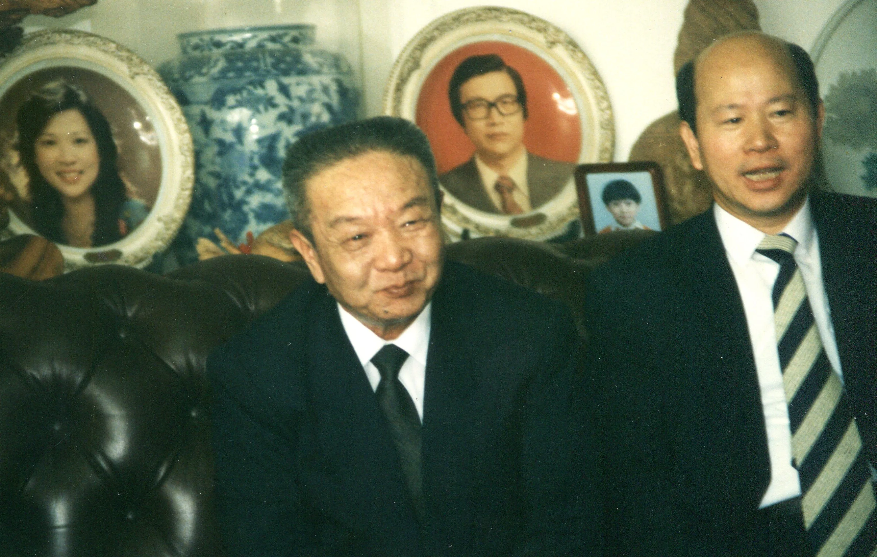 1977年許信良(右)開啟桃園縣「黨外」縣長先河,也兩度擔任民進黨主席,是少數曾主導民進黨的客家人。圖為30年前他與黃信介到苗栗縣已故省議員傅文政家拜會。何來美攝