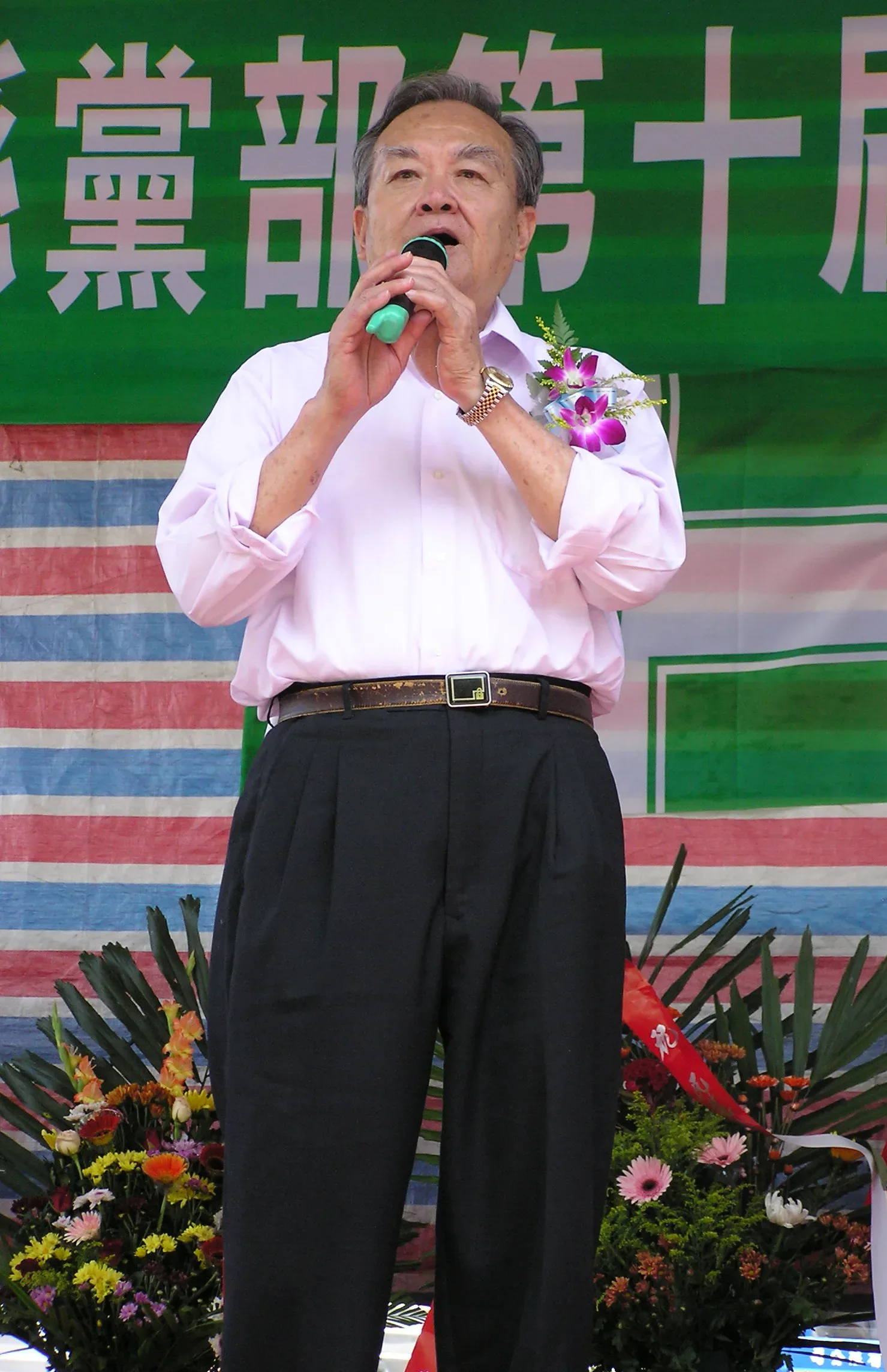 屏東縣是全臺客家人支持民進黨最強烈的地區,還勝過閩南族群,跟已故縣長邱連輝當年選舉遭國民黨「打壓」有關,圖為他晚年發表演說的神情。李世斌提供