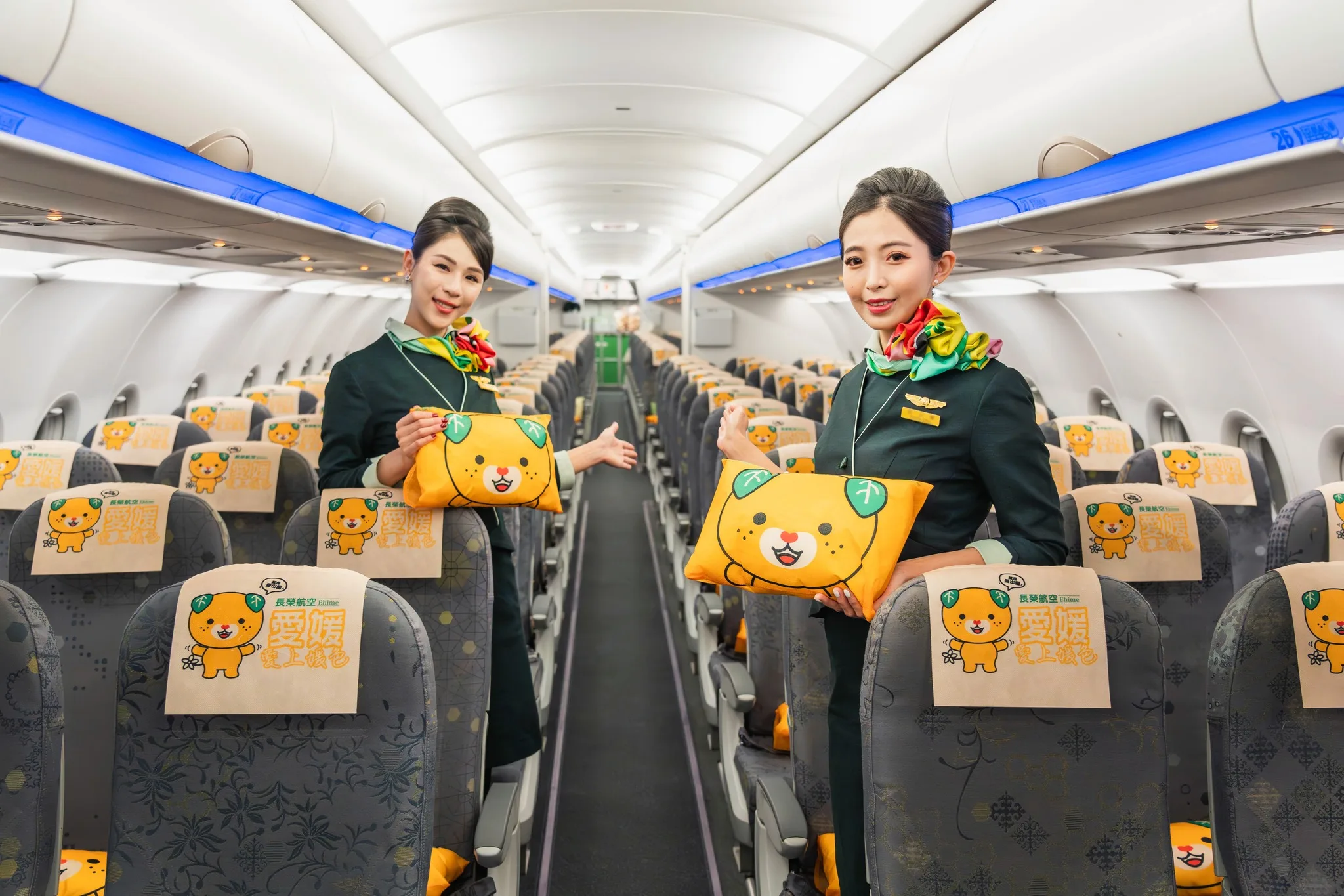 長榮航空恢復桃園-愛媛航線,客艙內添置日本愛媛縣吉祥物「蜜柑狗狗」抱枕及頭墊紙,也特別為旅客準備「長榮航空多功能旅行貨幣包」。取自長榮航空粉專