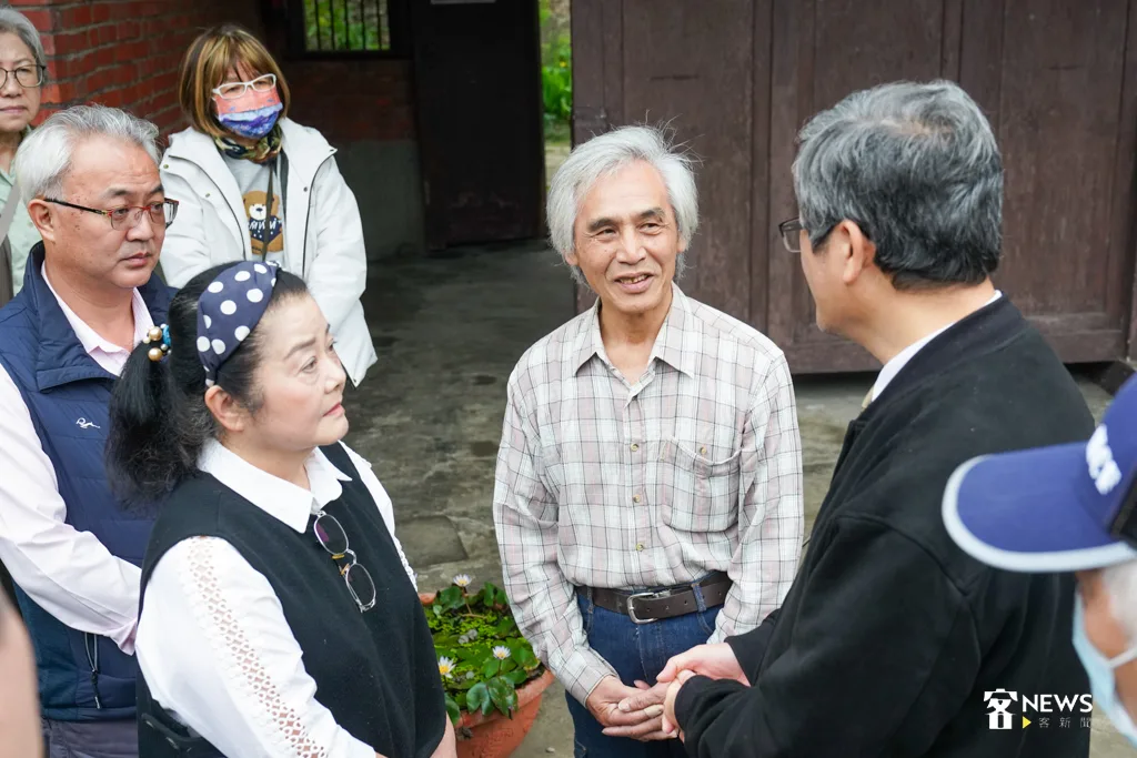 客委會主委楊長鎮（右）、姜逸浩（中）與其妻子（左）。宋佩遙攝