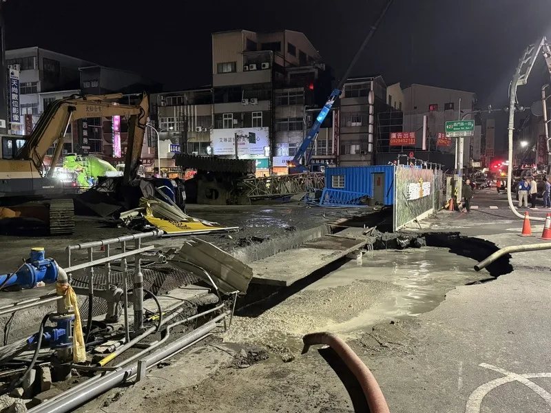台南市中西區新建工地旁6日下午路面塌陷,1輛小貨車掉落坑洞,建設公司出動吊車欲吊起坑洞中車輛,疑因地基不堪負荷,吊車傾斜,吊臂砸向路面,連夜灌漿搶修。中央社