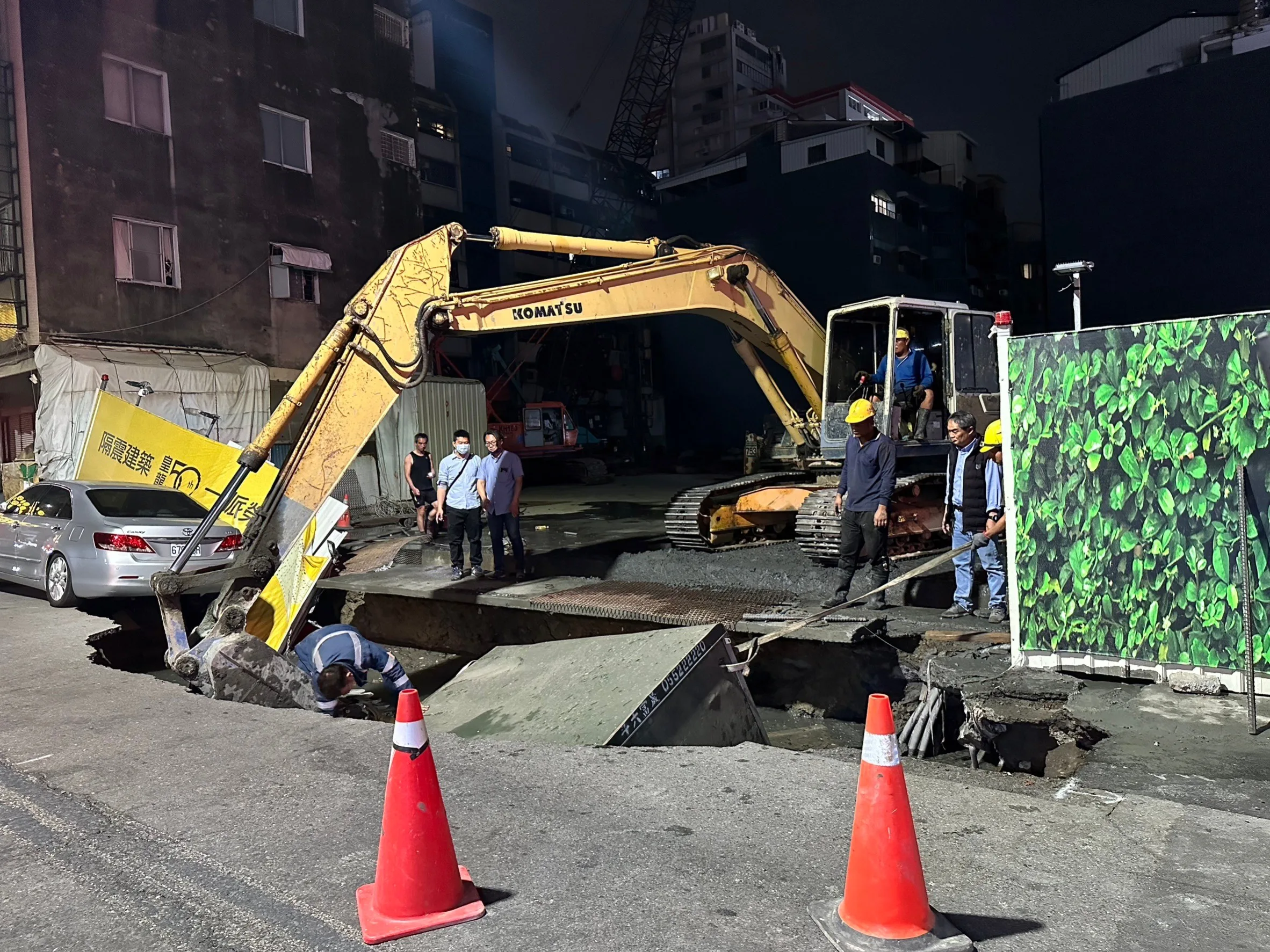 台南一處工地旁道路出現坑洞,現場出動怪手搶救。台南市政府提供