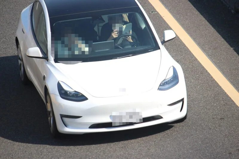 國道警方指出，過去在違規行為當中，曾發現有駕駛人開電動車，疑似開啟輔助駕駛系統後，將書放在方向盤上閱讀。國道公路警察局提供