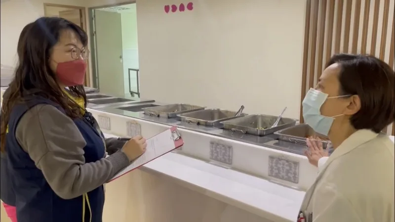 衛生局人員執行醫療長照機構辣椒粉食材使用稽查。高雄市政府提供