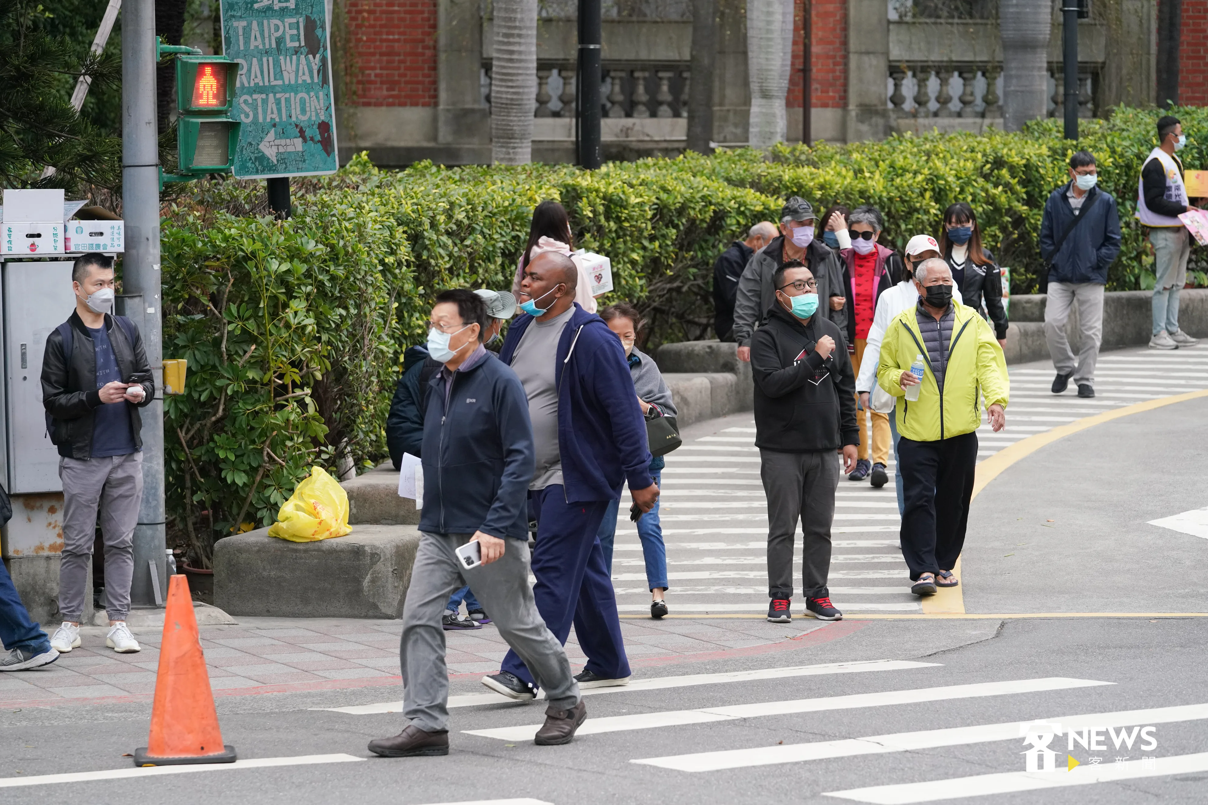 台灣COVID-19疫情在連續數週快速上升後，疾管署今（11）天帶來好消息，指出「疫情有趨緩」。客新聞資料照