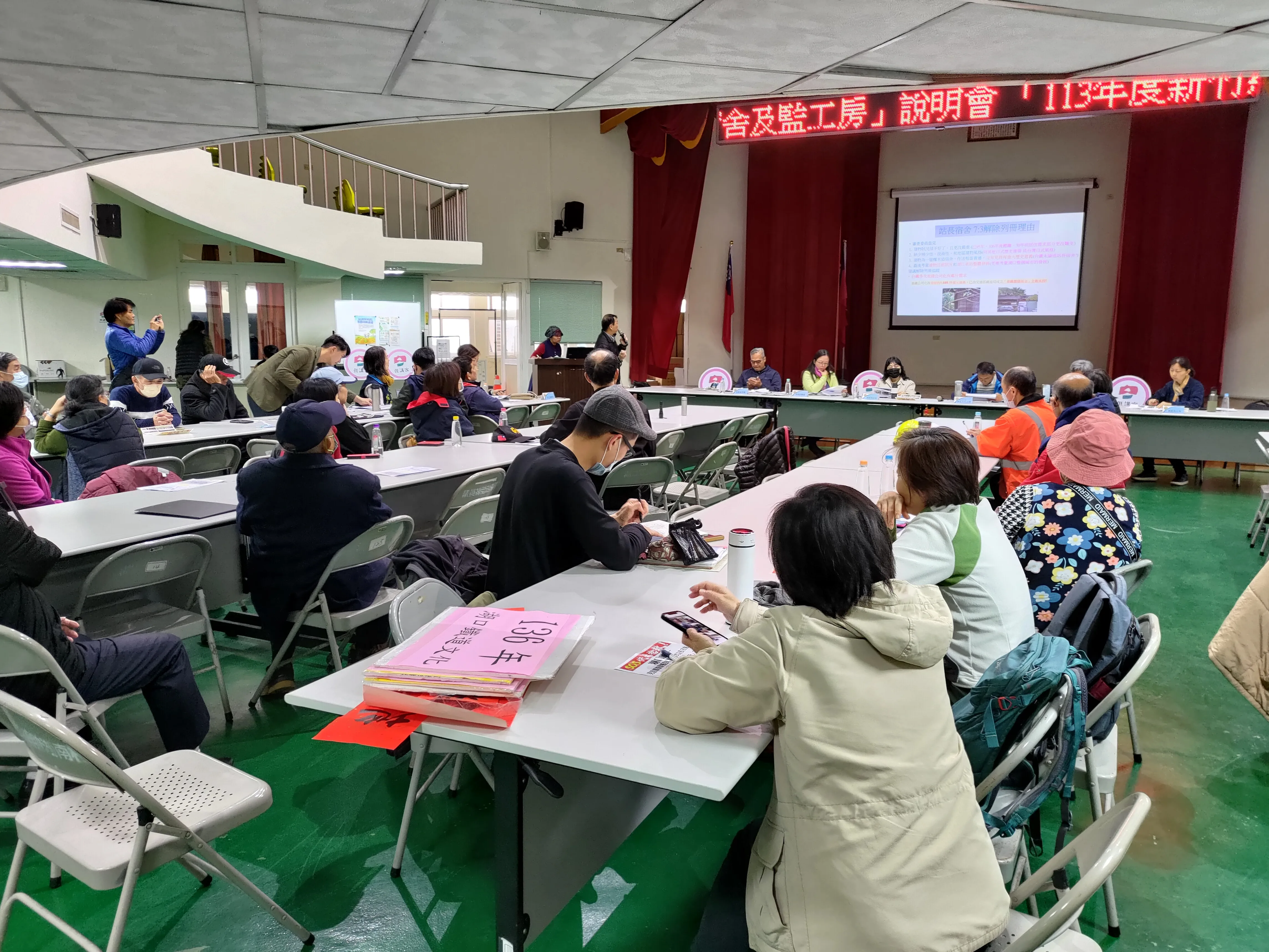 委員現場勘查後,文化局於湖口鄉公所6樓會議室辦理說明會,提報人正在做簡報。王湘仁攝