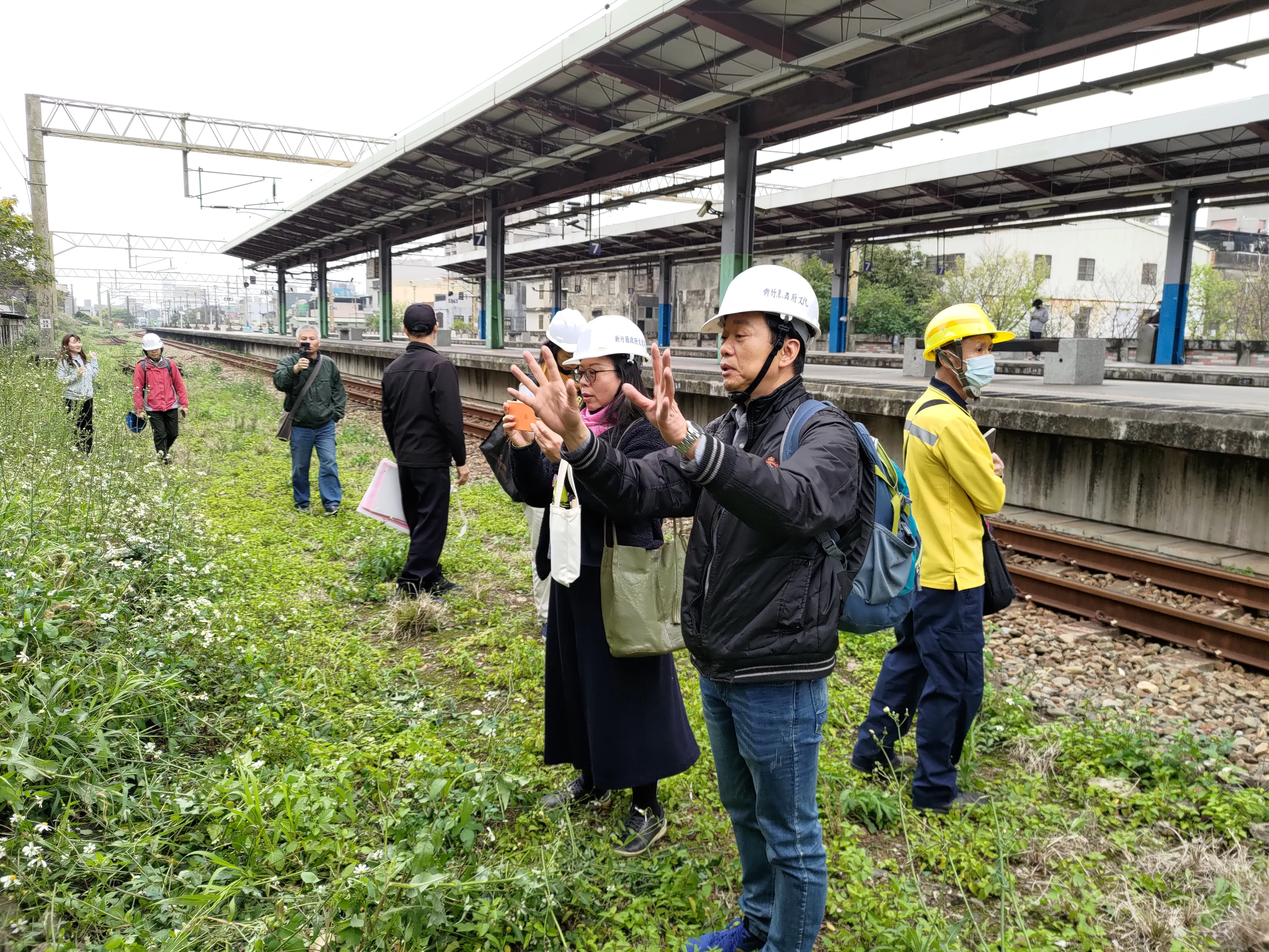 新竹縣文化局邀集審議委員至現場會勘,提報人吳家吉(前右)正向委員說明監工房的現況。王湘仁攝