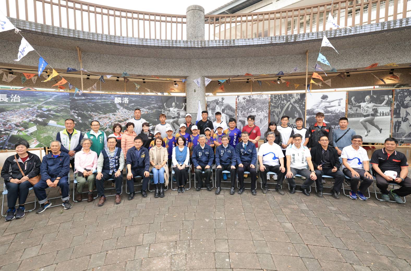 行政院長陳建仁及與會來賓與在地優秀選手合影。客委會提供