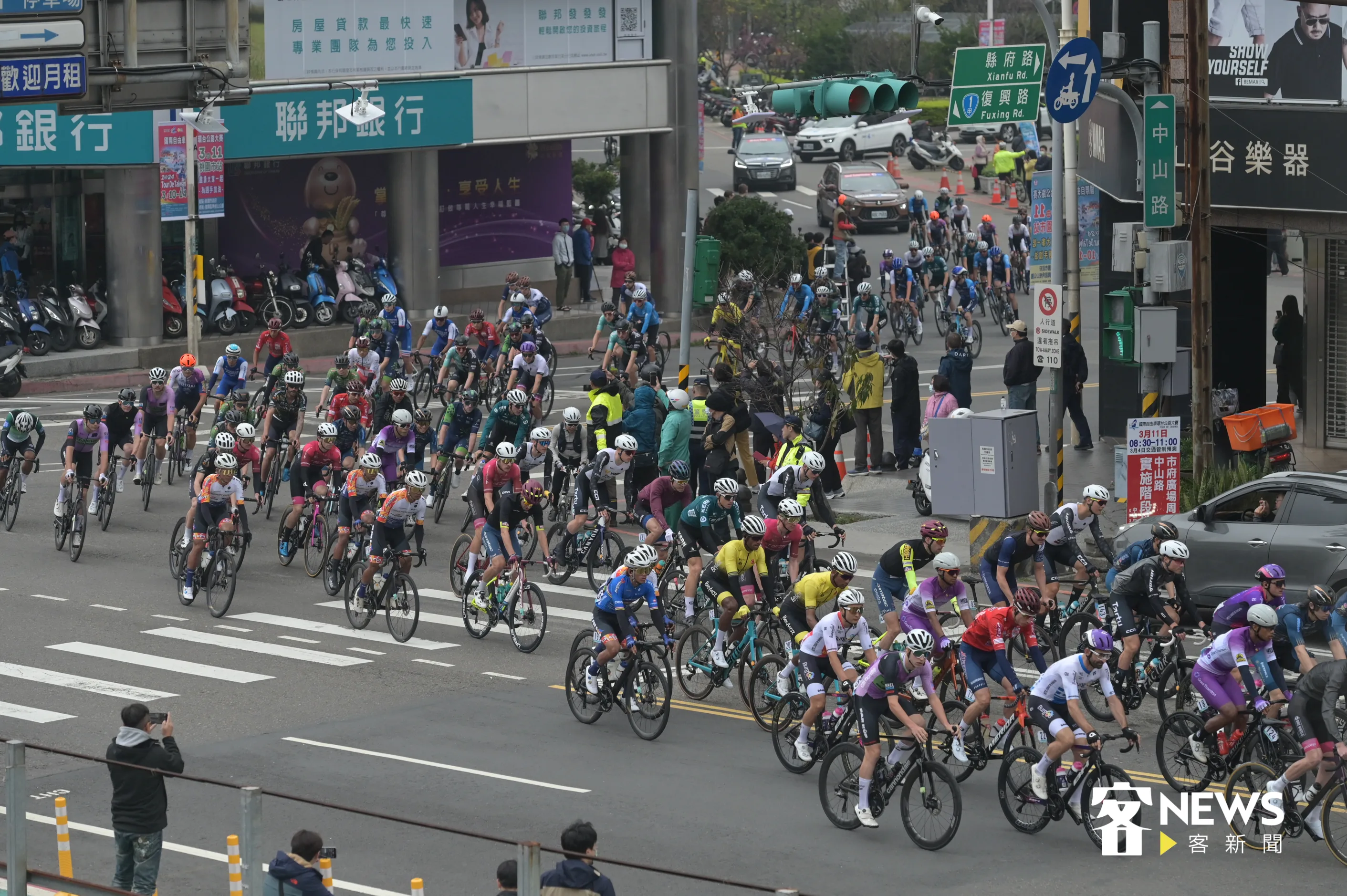 車隊集團,從桃園市政府出發。洪俊傑攝