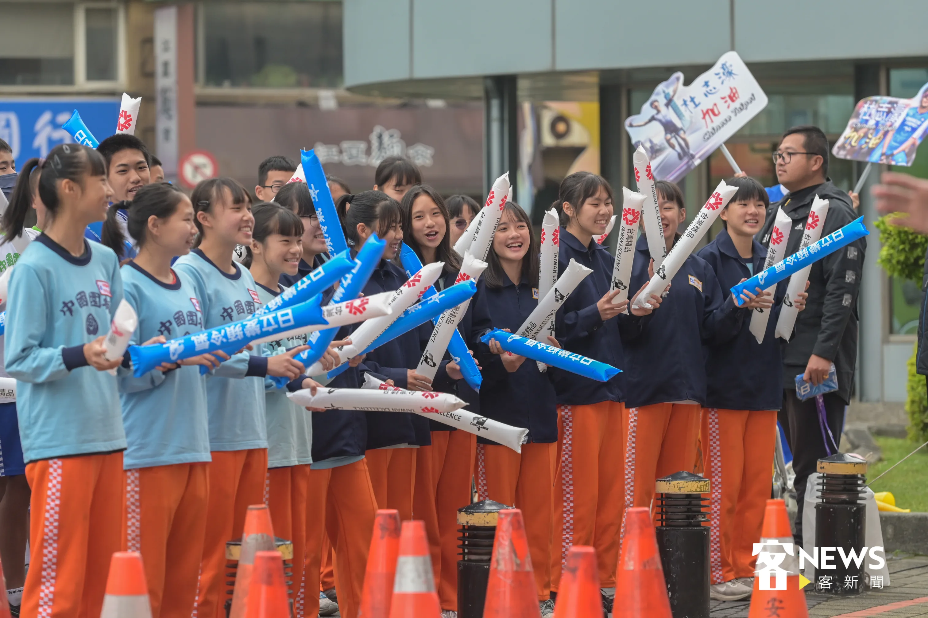 場邊加油的學生,還有民眾也熱情自製加油板。洪俊傑攝