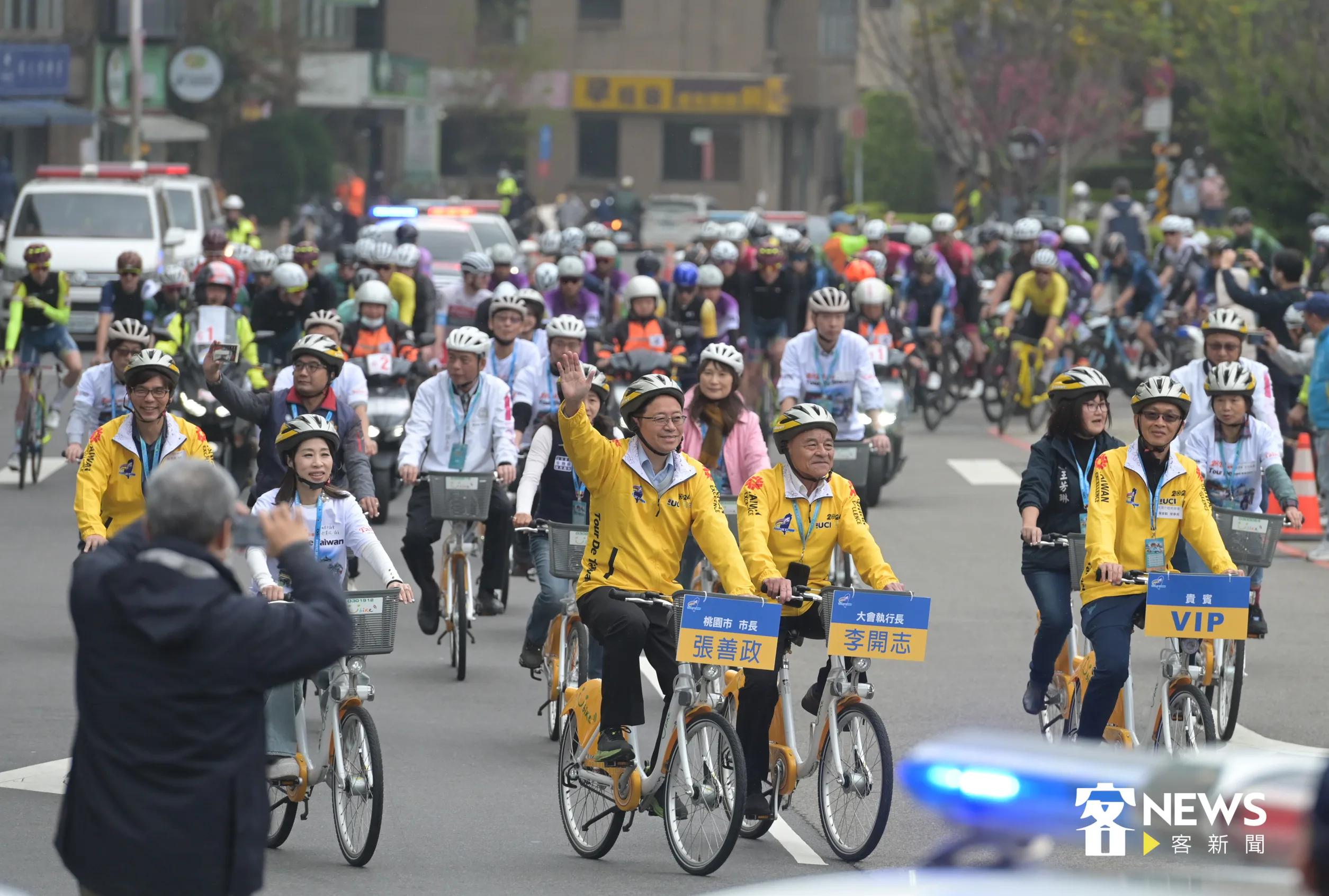自由車環台賽開賽前,桃園市長張善政領騎選手環繞市府前廣場一圈。洪俊傑攝