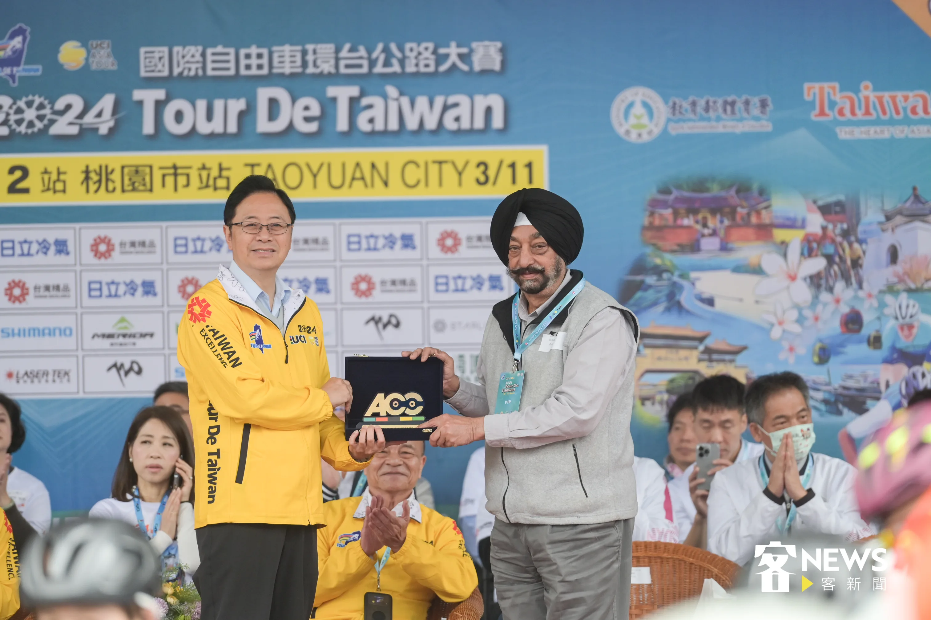 印度自由車協會秘書長馬尼德·帕爾·辛格(Maninder Pal Singh)致贈伴手禮給桃園市政府,由張善政(左)代表受領。洪俊傑攝