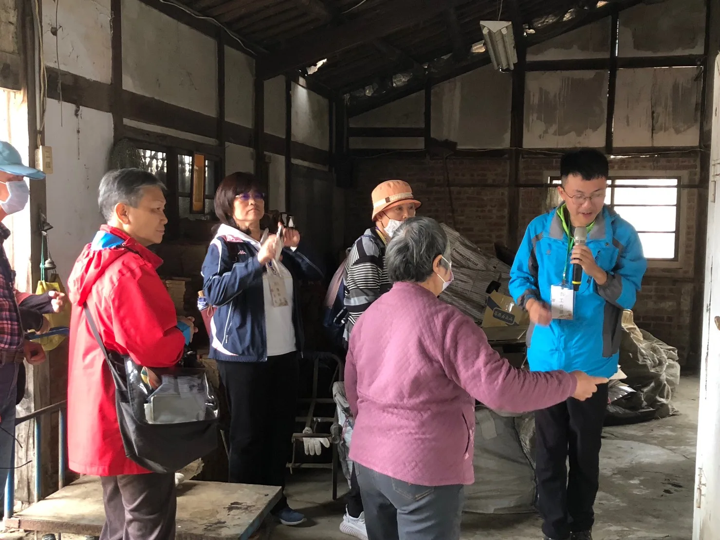 走讀活動參訪李家菸樓。台南市客委會提供