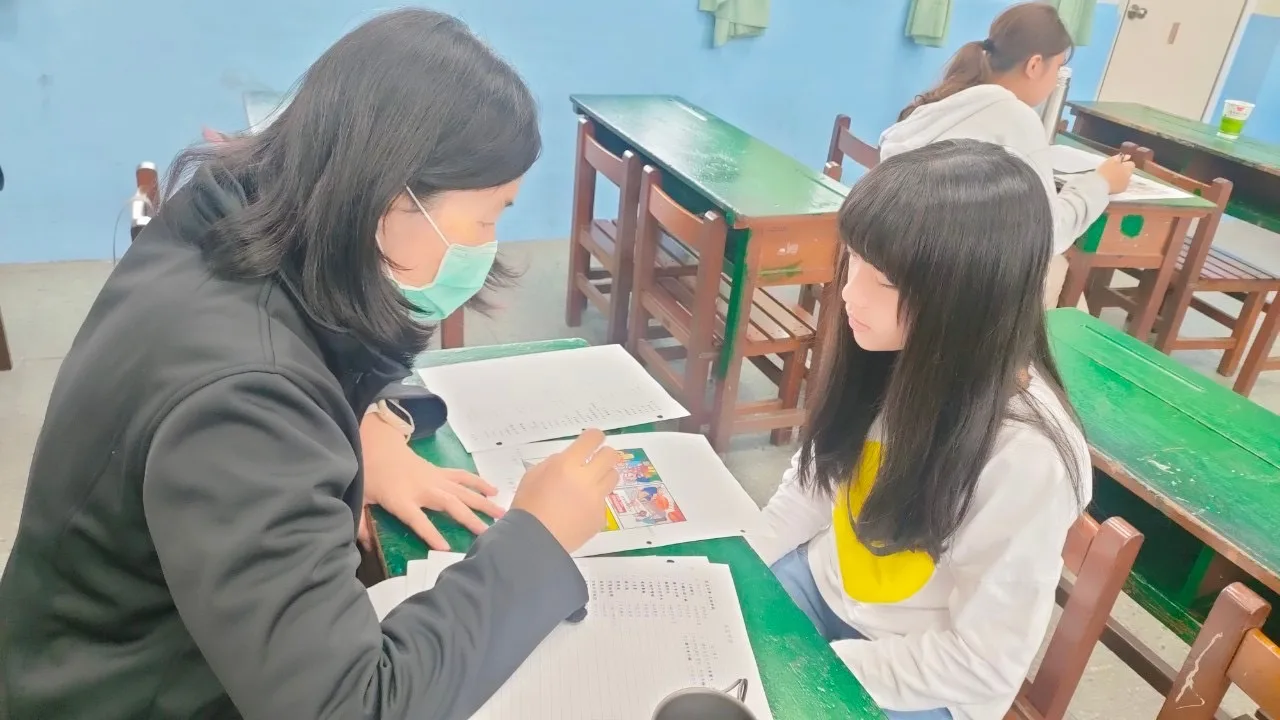 先生每一日要求寫一篇稿，第二日摎𠊎練習，聽發音、看動作、表情。曾紫寧提供<span style=