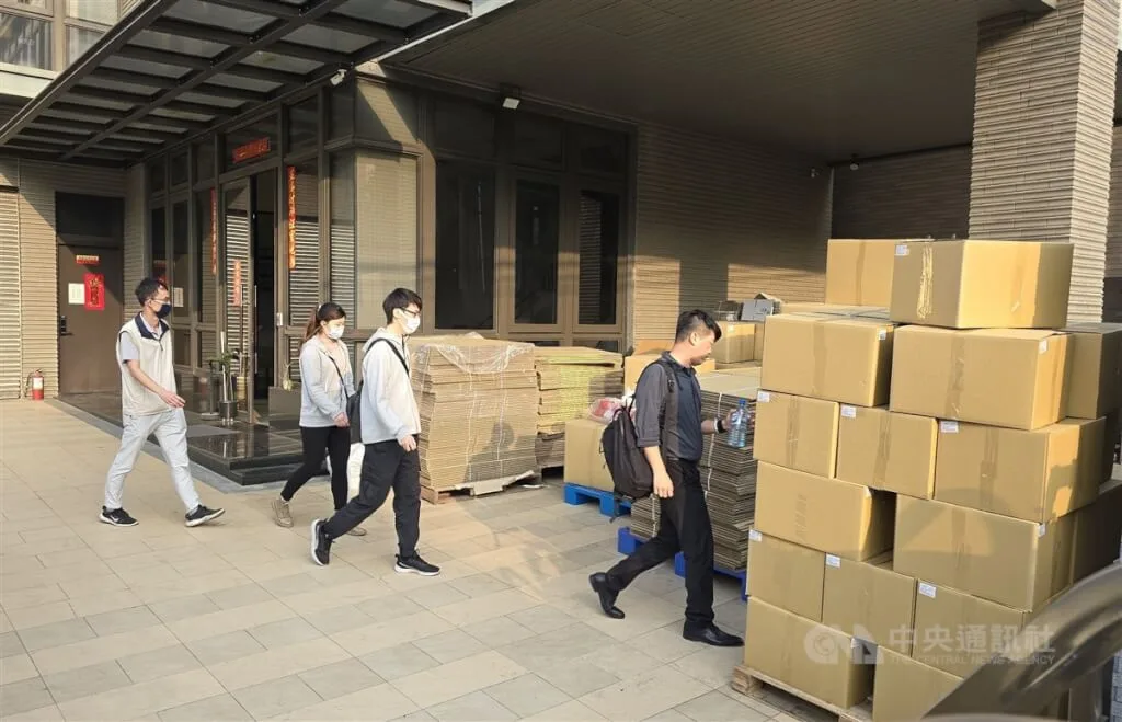 高雄地檢署派員進入販售違規辣椒粉「海順」公司偵辦調查。中央社