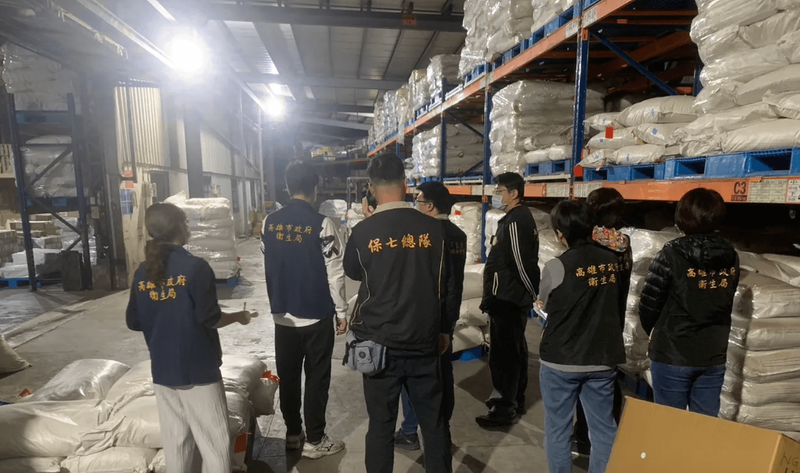 高雄業者津棧自中國進口含蘇丹紅的辣椒粉，衛生局獲報前往查封。圖/高雄市衛生局提供