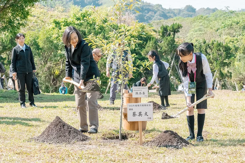 蔡英文總統今（12）日上午出席「113年一起集點樹－植樹節植樹活動」。總統府提供