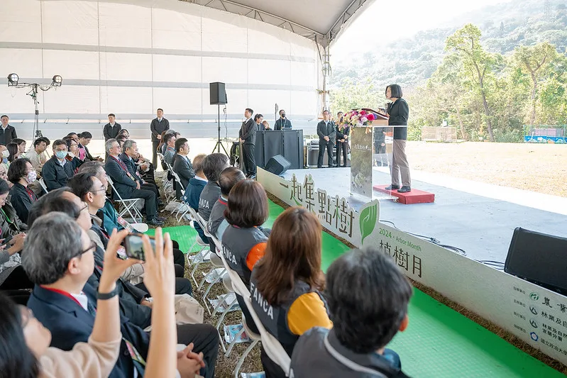 總統出席「113年一起集點樹－植樹節植樹活動」，並致詞。總統府提供