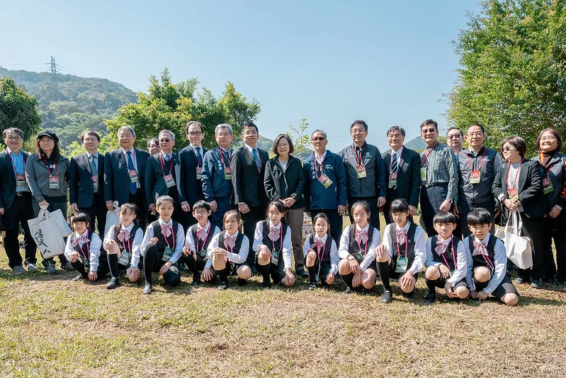總統出席「113年一起集點樹－植樹節植樹活動」。總統府提供