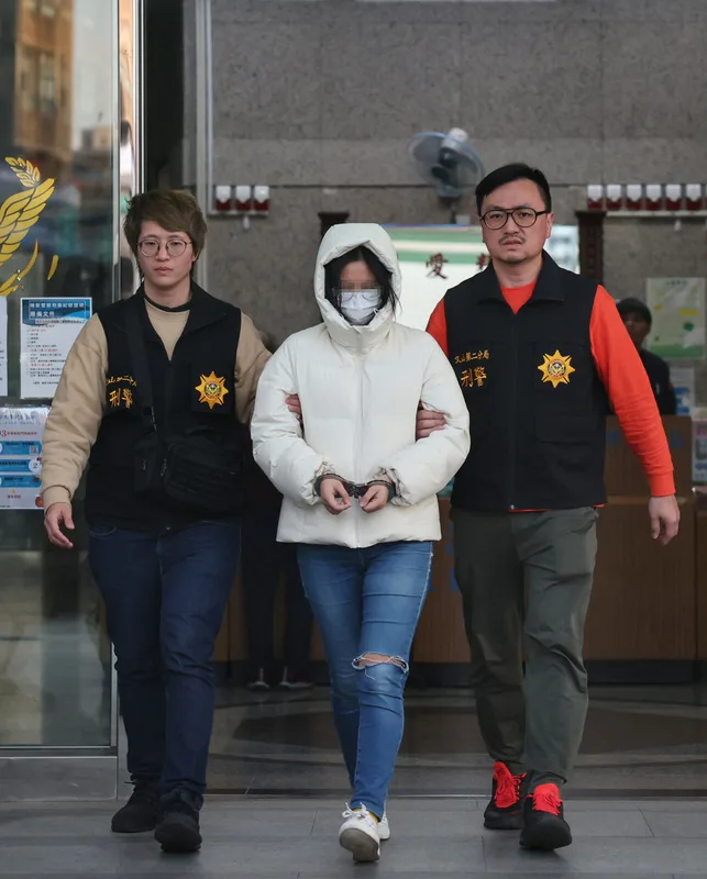 台北市劉姓保母姊妹涉虐死1歲多男童案，警方12日將兒福聯盟陳姓女社工（中）帶回警局進行人別詢問，釐清訪查紀錄是否造假，下午將陳女上銬後，依涉過失致死和偽造文書等罪解送北檢偵辦。<br />中央社