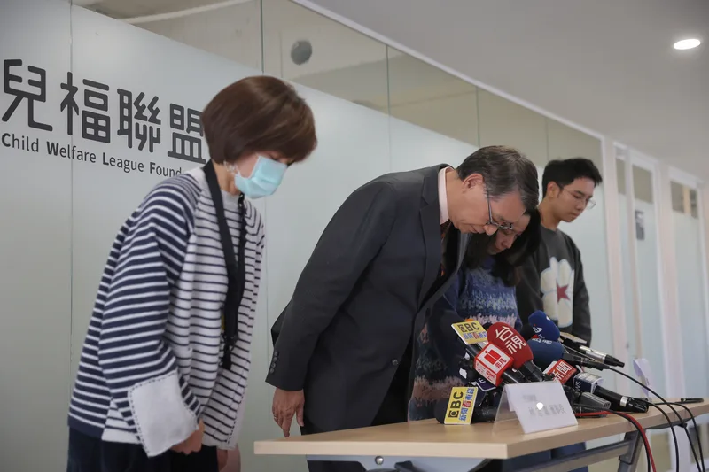 兒盟12日針對1歲男童疑遭虐死案再度出面說明並鞠躬道歉。圖/中央社