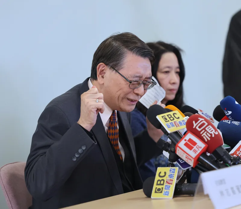兒盟12日針對1歲男童疑遭虐死案再度出面說明，董事長林志嘉（左）會中數度情緒激動，表示不解為何會有這樣的事情發生。他說，對於社工人員無法事先警覺、阻止這件事情，「我們也無法接受」。圖/中央社
