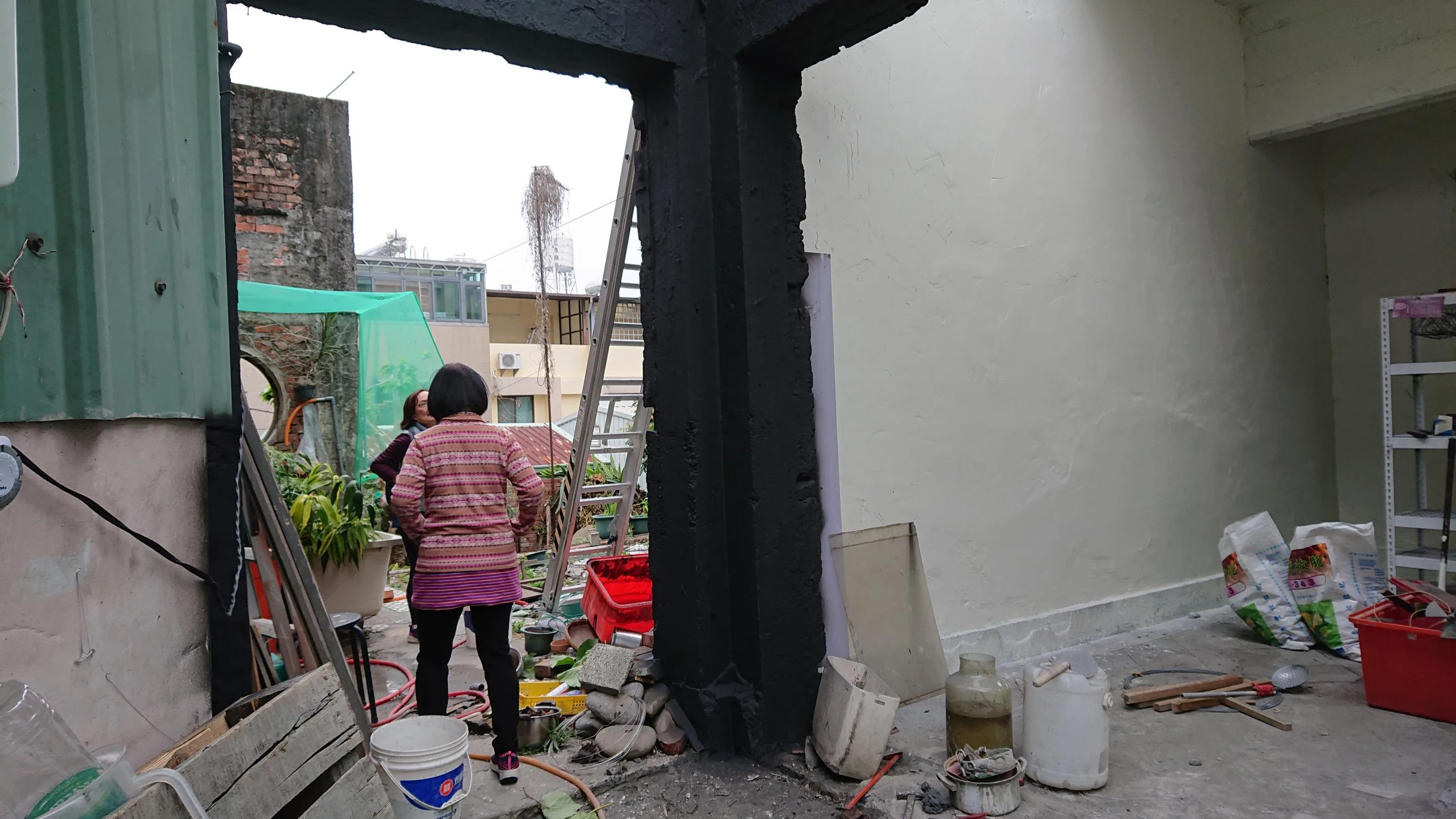 中研院蕭阿勤教授回東勢發現林爽文軍民萬人塚古蹟東勢社教館尖塔正在違法施工破壞中。